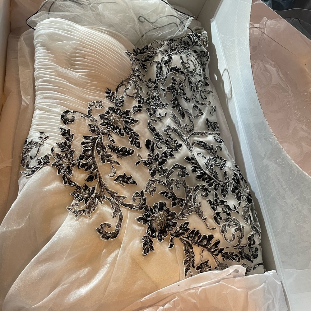 Wedding bundles. I will add the rest in another post. Selling all for 2000 - Picture 10 of 16
